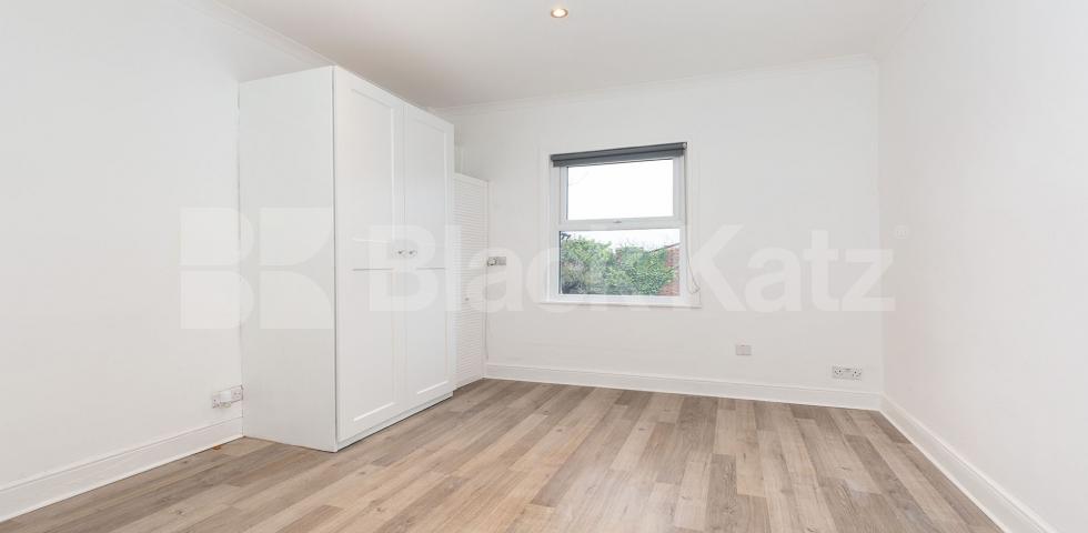 			3 Bedroom, 2 bath, 1 reception Apartment			 Portland Gardens, Harringey N4